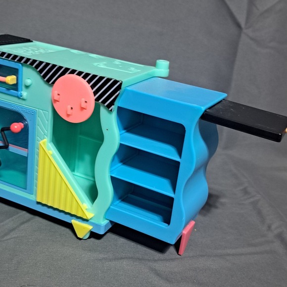 L.O.L Surprise! O.M.G. To-Go Diner Playset w/ Serving Utensils LIGHTS UP - Picture 3 of 5